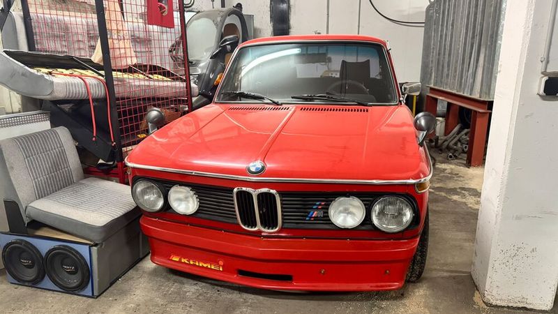 Dicke Doppelscheinwerfer, keine Stoßstange, dafür ein dicker Spoiler: So wie diesem 02 erging es zahlreichen Exemplaren in den 70er- und 80er-Jahren. Was der Rennsport nicht schaffte, schaffte die damalige Dorfjugend: Viele Fahrzeuge starben den Tod im Straßengraben. Wobei auch der TÜV einige Exemplare aus dem Verkehr zog, schließlich waren auch BMWs der 60er- und 70er-Jahre keineswegs als roststabile Langzeitfahrzeuge konzipiert bzw. gefertigt worden. (Bild: Schreiner – VCG)