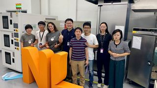 Kreislauferfolg in China: Das Covestro-Team freut sich über die Herstellung des neuen Logos für das niederländische Generalkonsulat in Guangzhou, weil es aus Altkunststoffen besteht.  (Covestro)