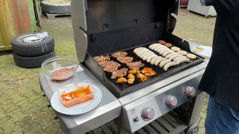 Noch bevor das eigentliche Gespräch startete, schmiss man im Autohaus Bellendorf den Grill für die Jury und seine Mitarbeiter an – das Familienunternehmen, das von der ersten und zweiten Generation Hand in Hand geführt wird, legt großen Wert darauf, dass sich das Team wohlfühlt. (Bild: Grimm – VCG)