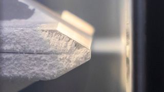 Prozessevolution! Heareus ist mit der speziellen Beschichtungsmethode Aerosol Deposition jetzt soweit, dass man das Verfahren im industriellen Maßstab nutzen kann. (W. Hartmann / Heraeus)