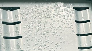 Überall, wo es feucht und gerne auch warm ist, siedeln sich Bakterien in größerer Zahl an. (Emil Frei Lacke)