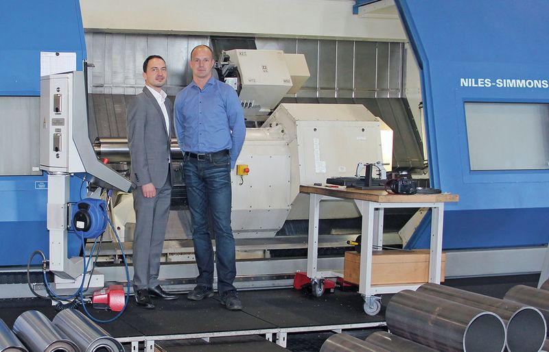 Pierre Seidel (l.), Marketing Manager Niles-Simmons, und Markus Selent, Produktionsvorbereitung Rulmeca Germany, vor der CNC-Drehmaschine N30. (Sonnenberg)
