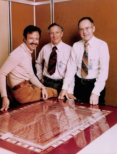 Bild 4:  Andy Grove, Robert Noyce und Gordon Moore 1978 mit dem „Floorplan“ eines Chips.  (Bild: Intel)