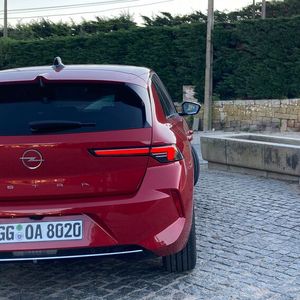 Um die schmalen Heckleuchten möglich zu machen, verbaut Opel eine Klappe aus Plastik. (Bild:  Rehberg / VCG)