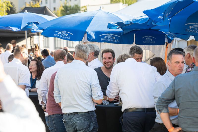 Steckverbinderkongress 2022: Das Get together am 4. Juli 2022 und die Abendveranstaltung am 5. Juli 2022 auf dem Vogel-Campus boten viele Gelegenheiten sich in entspannter Atmosphäre auszutauschen und zu netzwerken. Schon so manches Projekt nahm hier seinen Anfang. (Bild: Elektronikpraxis)
