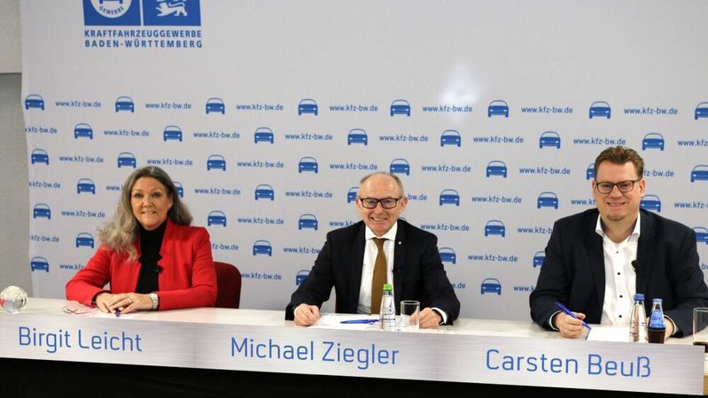 Die Unternehmerin und Pressesprecherin des Kfz-Gewerbes Baden-Württemberg, Birgit Leicht, präsentierte zusammen mit Präsident Michael Ziegler (M.) und Hauptgeschäftsführer Carsten Beuß die Jahresbilanz des Kraftfahrzeuggewerbes im Jahr 2023.(Bild:  Kfz-Gewerbe Baden-Württemberg)