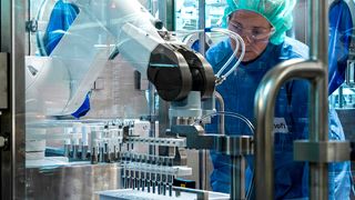 Sterilfertigung in Frankfurt (Bild: Sanofi)