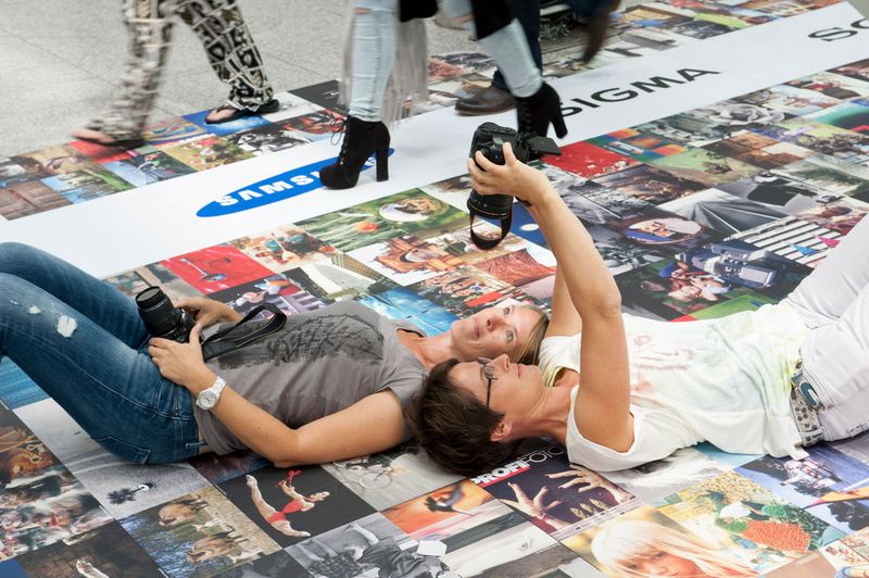 Rund 180.000 Besucher erwartet man auf der Messe in Köln. Dort präsentieren sich 1.000 Unternehmen aus 40 Ländern mit neuen Lösungen aus der Foto-, Video- und Imaging-Branche. (© Koelnmesse GmbH)