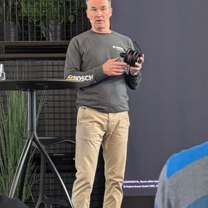 Claus Fleischer, CEO of Bosch eBike Systems gab einen kurzen Theorieausblick auf die neuen Produkte wie den neuen Nabenmotor Hub Line. (Bild:  Stefanie Eckardt)