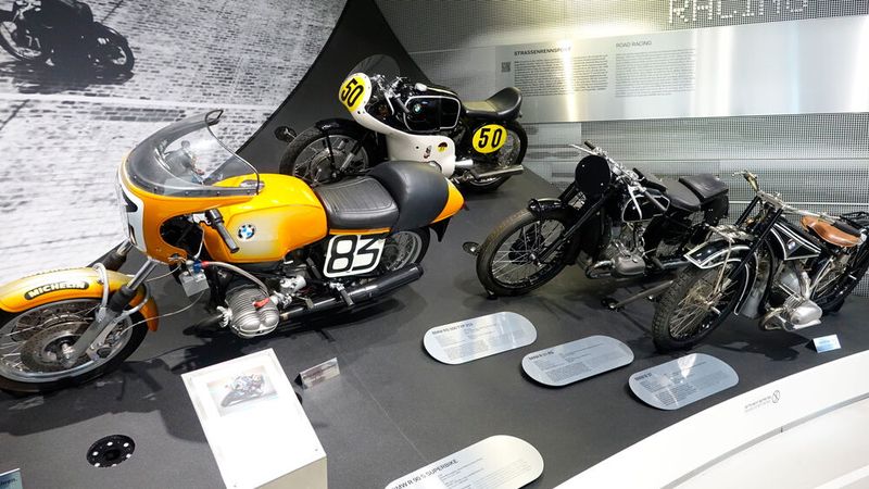 Serienproduktion und Rennsport sind bei BMW seit vielen Jahrzehnten eng miteinander verbunden. Das gilt nicht nur für den Pkw-, sondern auch den Zweiradsektor. (Bild: Dominsky – VCG)