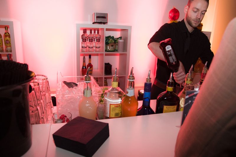 Vogel X-Mas Party 2012 im VCC in Würzburg    Nach dem offiziellen Teil wurde die Cocktailbar eröffnet...  Weitere exklusive Bilder zur Vogel Weihnachtsfeier finden Sie auf unserer Facebook-Fanpage. Jetzt reinschauen und Fan werden. Wir freuen uns über jeden Like. (Bild: Marcel Gollin/Vogel Business Media)