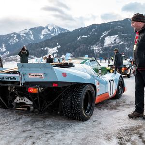 Dürfte defintiv ziemlich einmalig sein: Ein Porsche 917 auf Eis und Schnee. Den treibt ein luftgekühlter Zwölfzylinder-Mittelmotor an. Die ersten Motoren hatten 1969 bei einem Hubraum von 4,5 Litern eine Leistung von 383 kW (520 PS) bei 8.000/min. 1973 wurden die Motoren mit Turboladern versehen und hatten eine Leistung von 810 kW (1.100 PS) bei 7800/min. Der Rennwagen wurde in den unterschiedlichen Karosserieformen Kurzheck-Coupé, Langheck-Coupé und Spyder hergestellt. (Bild:  FAT)