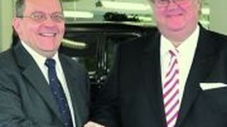 Vertreten die neue Technologiepartnerschaft zwischen Motul und Brabus: Martin Klein (li.), Geschäftsführer Motul Deutschland GmbH, und Prof. h. c. Bodo Buschmann (re.), geschäftsführender Gesellschafter der Brabus GmbH. (Motul)