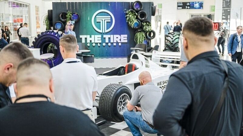 Die Besucherinnen und Besucher erwartet ein umfangreiches Programm zu den Themen Künstliche Intelligenz und digitale Transformation.(Bild:  Koelnmesse GmbH, Oliver Wachenfeld)