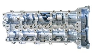 Typisches Werkstück: Blick auf die Innenseite einer Zylinderkopfhaube 
mit den beiden Nocken­wellen-Lagergassen. (Mapal)