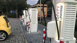Die meisten Ladesäulen werden bislang so gebaut, als wären sie weit und breit die einzige Station. Durch eine Zusammenlegung der Technik könnte der Aufbau viel günstiger werden. (Bild: Grimm – VCG)