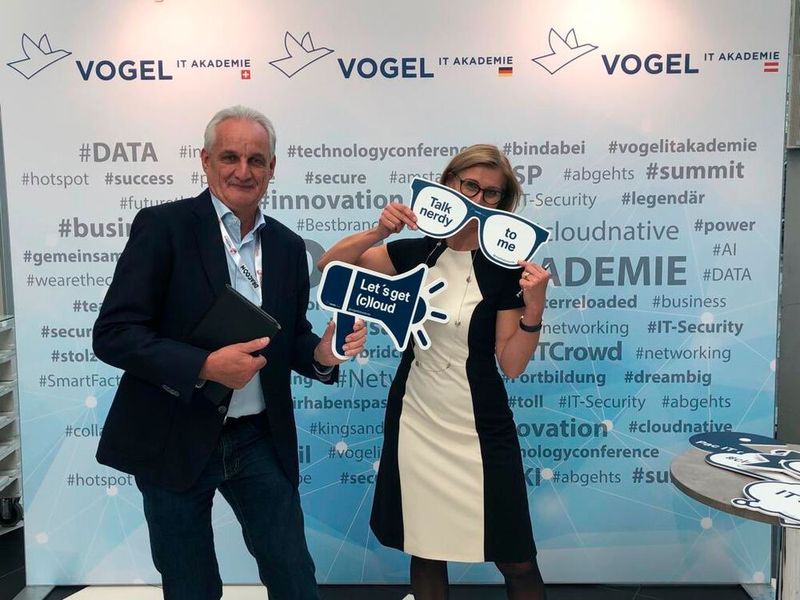 Ein bisschen Spaß muss sein: Daniela Schilling gelingt es, jeden für ein Photo zu begeistern. (Bild: Vogel IT-Medien)