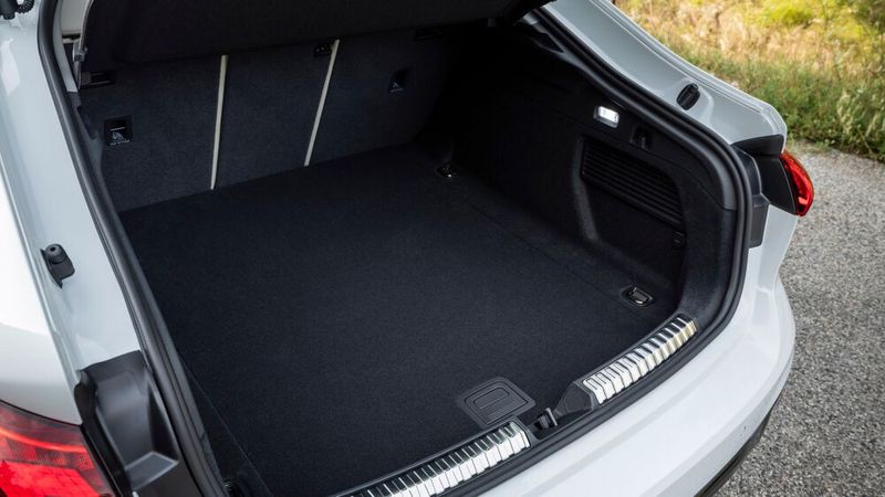 Der Kofferraum der Limousine kommt auf 445 Liter. Wird die Rückbanklehne umgeklappt, lassen sich 1.299 Liter einladen. (Bild: Audi)
