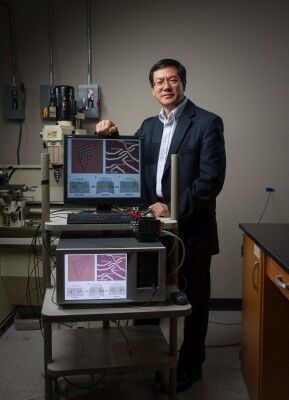 Forscher um Professor Zhong Lin Wang haben aus Molybdändisulfid (MoS2) den dünnsten elektrischen Generator entwickelt, der aus der Verformung des Materials elektrische Energie gewinnen kann. (Bild: Rob Felt/Georgia Institute of Technology)