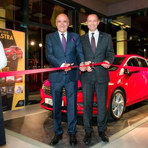 Delta-Geschäftsführer Shahriar Pirzadeh (links) und Opel-Vertriebschef Jürgen Keller nehmen gemeinsam die Eröffnung des neuen Showrooms vor.(Foto:  Opel)