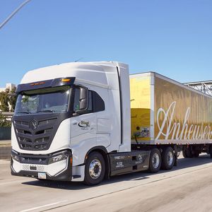 Nikola hat mit dem Tre FCEV einen Wasserstoff-Lkw im Angebot.(Bild:  Nikola)