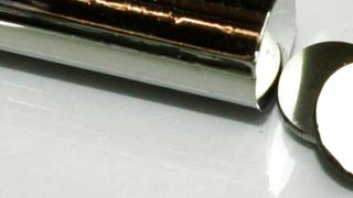 Forscher an der Universität des Saarlandes nehmen schon länger metallische Gläser (Symbolbild), also nicht kristallisierte Metalle, unter die Lupe. Jetzt haben sie eine fundamentale Erkenntnis zu melden, was passiert, wenn Proben unterschiedlicher Größe blitzartig abkühlen. (Bild: F. Uzzimog)