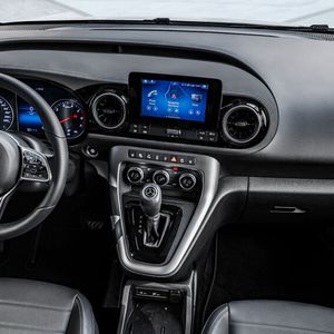 Mercedes spendiert dem Van das flexible Sprachbediensystem „Hey Mercedes“.(Bild:  Mercedes)