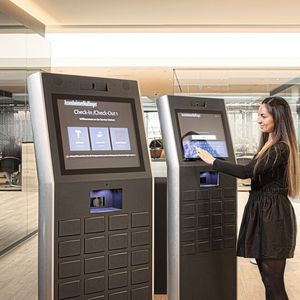 Self-Service-Stationen für die Fahrzeugübergabe und -abholung: Assenheimer Mulfinger investierte im Zuge des Neubaus in entsprechende Terminals.(Bild:  Rolf Nachbar)