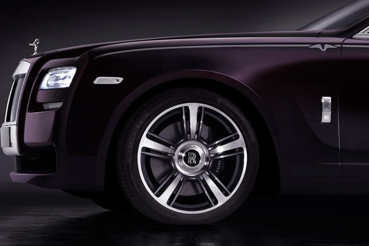 Wer möchte, kann den Ghost mit teilpolierten 21-Zoll-Rädern weiter aufhübschen. (Foto: Rolls-Royce)