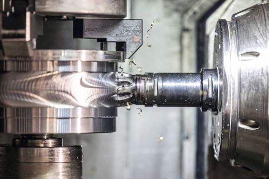 Problem gelöst: Der High-Feed-Fräser «Xtra·tec XT M5008» im Eingriff und beim Erreichen der maximalen radialen Schnitttiefe. Beim bisherigen Einstechen gab es massiven Werkzeugverschleiss. Der neue Dreh-Fräsprozess brachte erhebliche Optimierungen.(Bilder:  Walter AG)