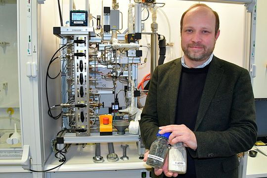 Prof. Dr. Philipp Keil leitet das Forschungsprojekt DECIDE an der OTH Regensburg. Darin untersuchen die Forschenden, wie CO₂ aus Abgasen der Zementproduktion abgeschieden werden kann.(Bild:  Simone Grebler/ OTH Regensburg)