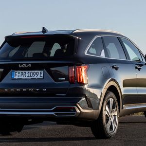 Der Sorento ist ein Lademeister für bis zu sieben Insassen und deren Gepäck. (Bild:  Kia)