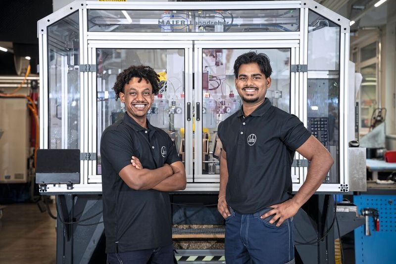 Wenn aus Zukunft Gegenwart wird: Robiel Tesfagergis und Sivatharsan Kamalakkannan haben bei der Jato-Düsenbau ebenfalls die Ausbildung absolviert und arbeiten heute als Fachkräfte im Unternehmen. (Bild: Thomas Entzeroth)