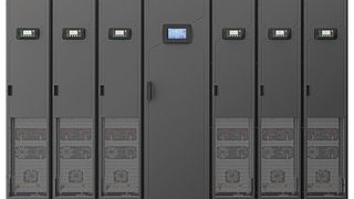 Die USV-Lösung kommt mit einer sehr kompakten Stellfläche aus. Für die IEC-Version ist die Stellfläche im Vergleich zu Modellen mit gleicher Nennleistung auf dem Markt um bis zu 45 Prozent kleiner. (ABB )