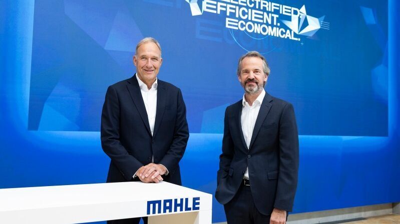 Für Arnd Franz, Vorsitzender der Konzern-Geschäftsführung und CEO von Mahle (li.) ist der Geschäftsbereich „Lifecycle and Mobility“, verantwortet von Philipp Grosse Kleimann, Mitglied der Mahle Konzernleitung (re.), ein wichtiges und wachsendes Standbein in einem von massiven Veränderungen betroffenen Geschäftsmodell, das lange Zeit auf die Herstellung und Lieferungen von Komponenten an die Bänder von Fahrzeugherstellern ausgerichtet war. (Bild: Mahle)