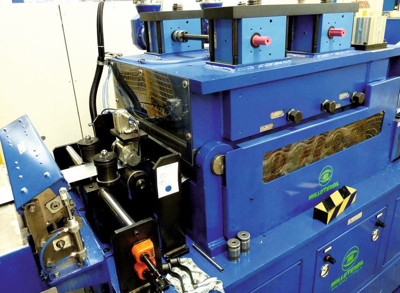 Der Bandeinlauf in die Vorschubrichtmaschine mit unterstützten Walzen von Millutensil im Detail. Durch die Richtmaschine laufen Bänder mit einer maximalen Breite von 600 mm und einer Dicke von 0,8 bis 6,0 mm. Dabei stehen insgesamt neun Walzen zur Verfügung (vier obere Walzen und fünf angetriebene untere Walzen). (Bild: Kuhn)
