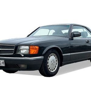 3. Preis: Der Mercedes 560 SEC (C126) war 1981 bei seiner Präsentation die Spitze des deutschen Automobilbaus. Der Slogan von Mercedes lautete damals: Das Beste oder nichts. In der Mercedes-Hierarchie war es Tradition, dass die Coupés über den Limousinen angesiedelt waren und zudem besser ausgestattet, aber auch teurer waren. So gab es ausschließlich Einzelsitze im Fond sowie zahlreiche elektrische Helfer für Fenster, Sitze, Spiegel und sogar Gurtreicher. Klimaanlage, Sitzheizung, Lederausstattung und elektrisches Schiebedach sind nur einige Extras, die unser 560er mit an Bord hat. Mit gerade mal 169.000 Kilometern auf dem Tacho ist dieser Wagen aus dem Jahre 1989 gerade eingefahren und freut sich auch weitere Ausfahrten mit seinem neuen Besitzer. Gespendet von Hans-Peter Meyerhoff. (Bild:  Oldtimerspendenaktion)