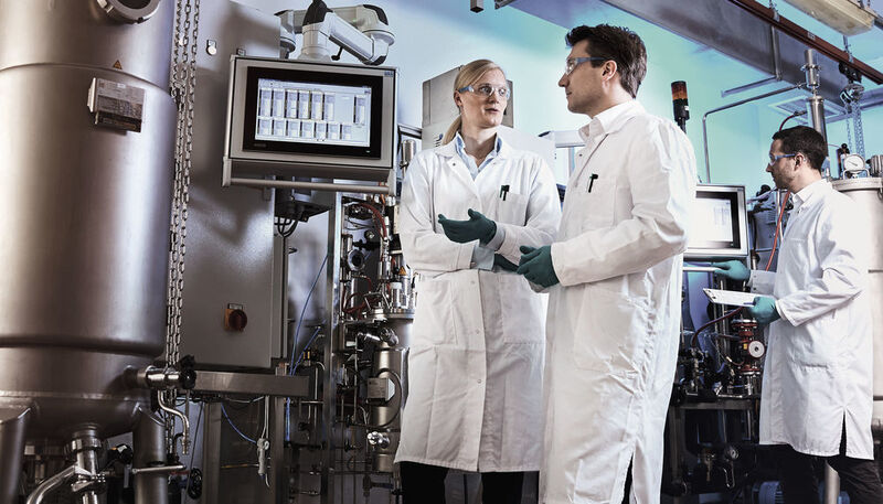 Herstellung von Bio-Anilin: Im kleinen Maßstab klappt der Prozess. Projektleiter Dr. Gernot Jäger (Mitte) arbeitet mit seinem Team (Dr. Swantje Behnken, links, und Dr. Wolf Kloeckner, rechts) daran, ihn auch in größeren Anlagen zu testen.  (Covestro)