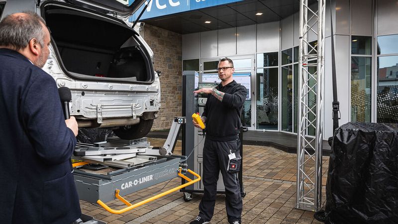Sivert Sackretz, Trainer bei Car-O-Liner, stellte die elektronische Karosserievermessung mittels des Messsystems Vision 2 vor. (Bild: Stefan Bausewein)