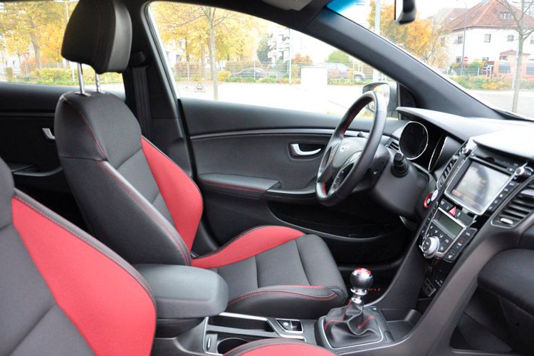 Auch die Sportsitze wurden mit rot aufgepeppt. (Foto: Wehner)