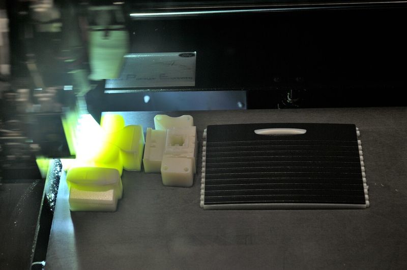 3D-Drucker können bis zu drei verschiedene Arten von Harz verarbeiten. (Bild: Ford)
