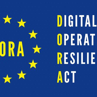 DORA ist eine EU-Verordnung, die Finanzinstitute verpflichtet, ihre digitale Widerstandsfähigkeit durch strukturierte Anforderungen an Incident Management, Resilienztests, Governance und das Management von IKT-Risiken nachzuweisen und zu verbessern. (Bild: © JK2507 - stock.adobe.com)