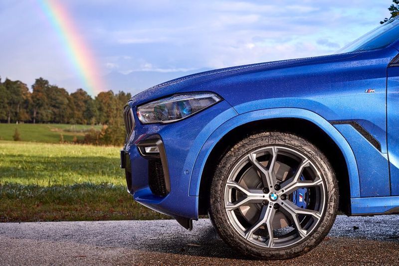 Dank einer exzellenten Lenkung lässt sich der X6 um den Finger wickeln wie ein Kompakter. (BMW)
