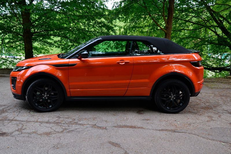 Von außen unterscheidet sich das neue Evoque Cabriolet bis auf sein wärme- und schallgedämmtes Stoffdach nur geringfügig von seinen Modellgeschwistern. (Michel / »kfz-betrieb«)
