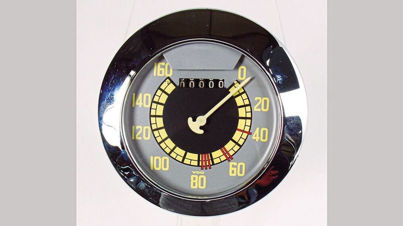 „Nur ein Tacho“ könnten man sagen, klar. Aber dieser hier gehört in einen der ersten handgedengelten Porsche 356. Kostenpunkt: gut 10.000 Euro. (Bild: Seidel)