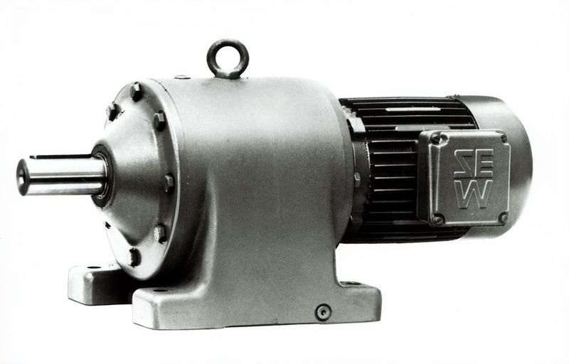 Die Kombination von Elektromotor und Stirnradgetriebe ist die Urform des Getriebemotors. Dieser stammt aus den 1960er Jahren.  (SEW-Eurodrive)
