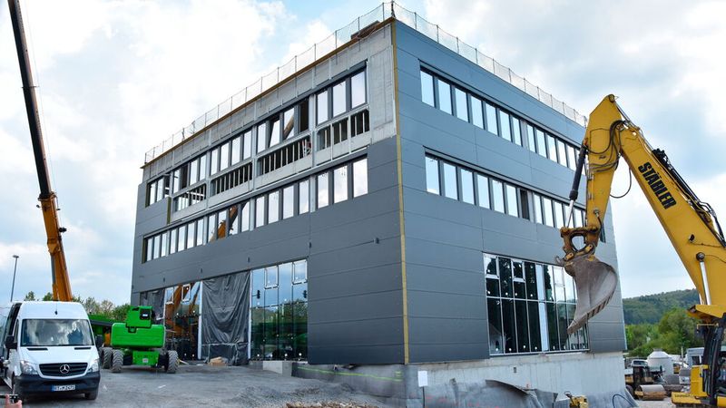 In Leonberg baut Weeber einen neuen Betrieb, der komplett ohne fossile Energieträger betrieben werden soll. (Bild: Simon/»kfz-betrieb«)