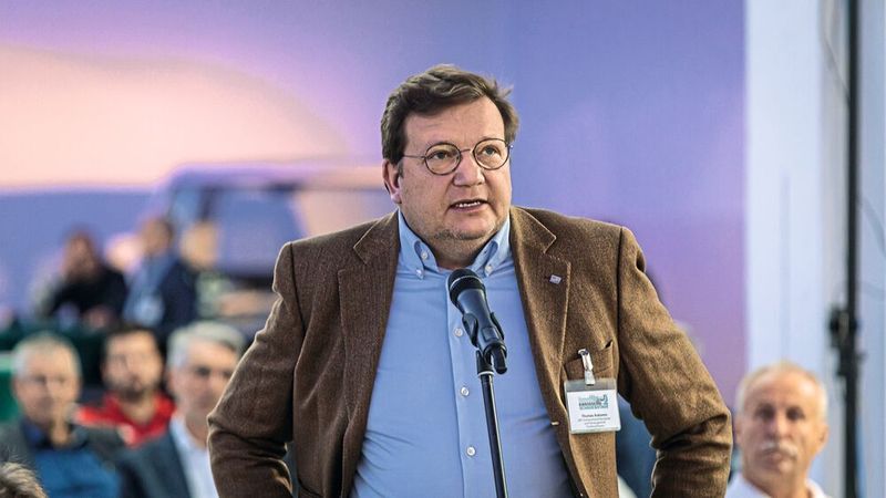 ZKF-Hauptgeschäftsführer Thomas Aukamm stellte einen neuen Lehrgang des ZKF zum Thema fachgerechtes Kleben vor. (Stefan Bausewein)