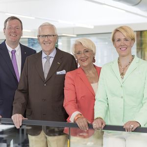 v.l. Philip F. W. Harting, Vorstand Connectivity & Networks und persönlich haftender Gesellschafter, Dietmar Harting, Vorstandsvorsitzender und persönlich haftender Gesellschafter, Margrit Harting, Geschäftsführende Gesellschafterin, und Maresa Harting-Hertz, Vorstand Finanzen und Einkauf und persönlich haftende Gesellschafterin, leiten in der zweiten und dritten Generation die Harting Technologiegruppe.   ( Harting)