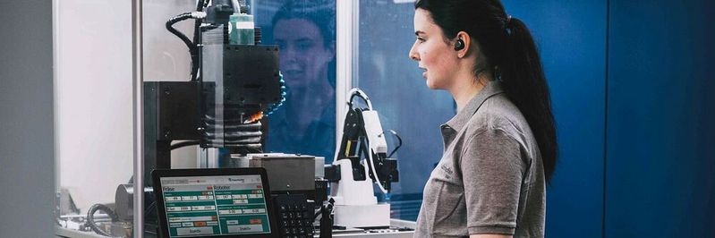 Ansprechbar! Maschinen wie dieses Fräsbearbeitungszentrum lassen sich jetzt über die Spracherkenner und die Audiotechnik des Fraunhofer IDMT aus Oldenburg steuern. Das robuste System sei schnell und einfach an die Bedarfe der Anwender anpassbar. Hier mehr dazu ...(Bild:  A. Boedecker / FHG)